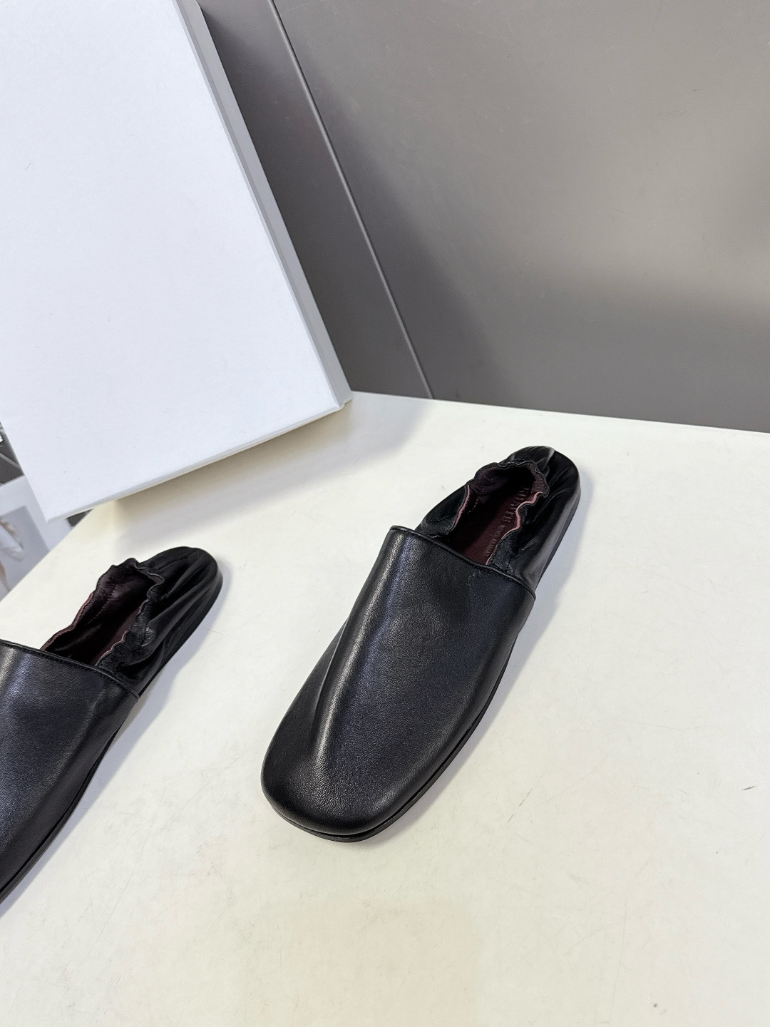 Khaite 2026春夏最新款后松紧平底玛丽珍鞋极简前卫的设计，让Khaite近年响亮时尚界。短短几年