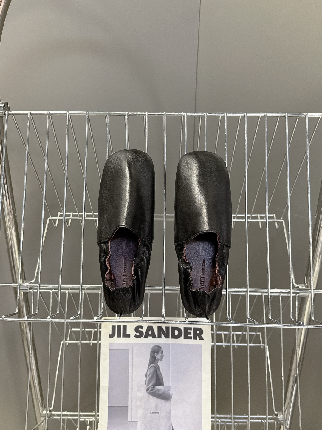 Khaite 2026春夏最新款后松紧平底玛丽珍鞋极简前卫的设计，让Khaite近年响亮时尚界。短短几年