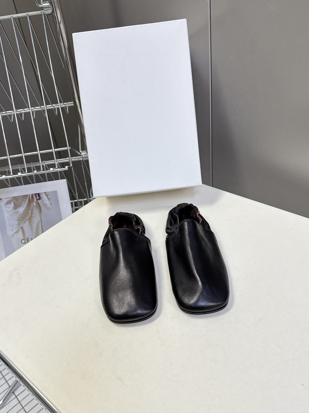 Khaite 2026春夏最新款后松紧平底玛丽珍鞋极简前卫的设计，让Khaite近年响亮时尚界。短短几年