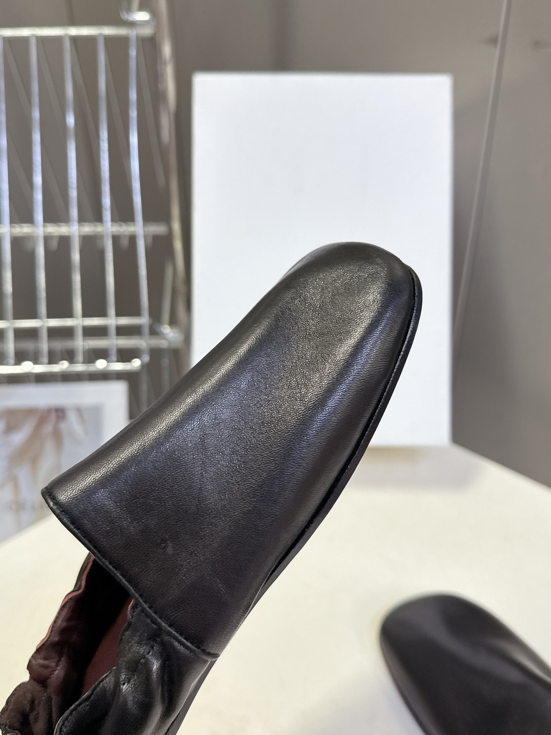 Khaite 2026春夏最新款后松紧平底玛丽珍鞋极简前卫的设计，让Khaite近年响亮时尚界。短短几年