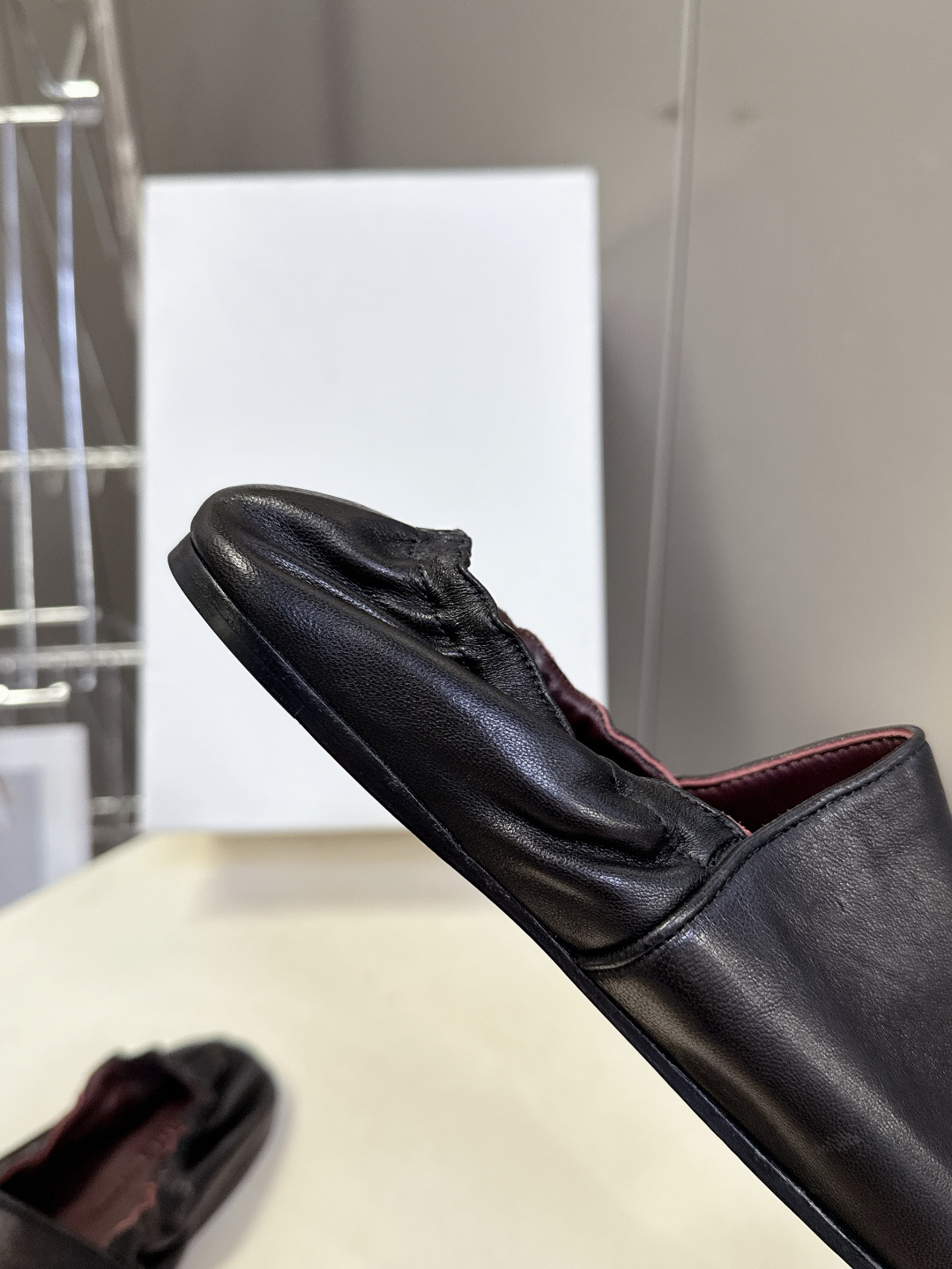 Khaite 2026春夏最新款后松紧平底玛丽珍鞋极简前卫的设计，让Khaite近年响亮时尚界。短短几年