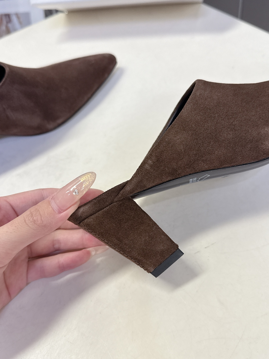 carven2026春夏最新老钱风时装鞋 超多明星时尚博主种草 carven的设计风格通常以经典简约为主