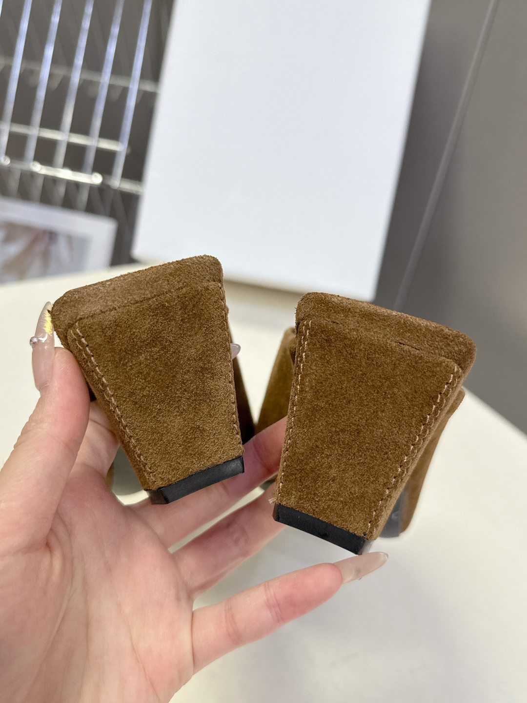 carven2026春夏最新老钱风时装鞋 超多明星时尚博主种草 carven的设计风格通常以经典简约为主