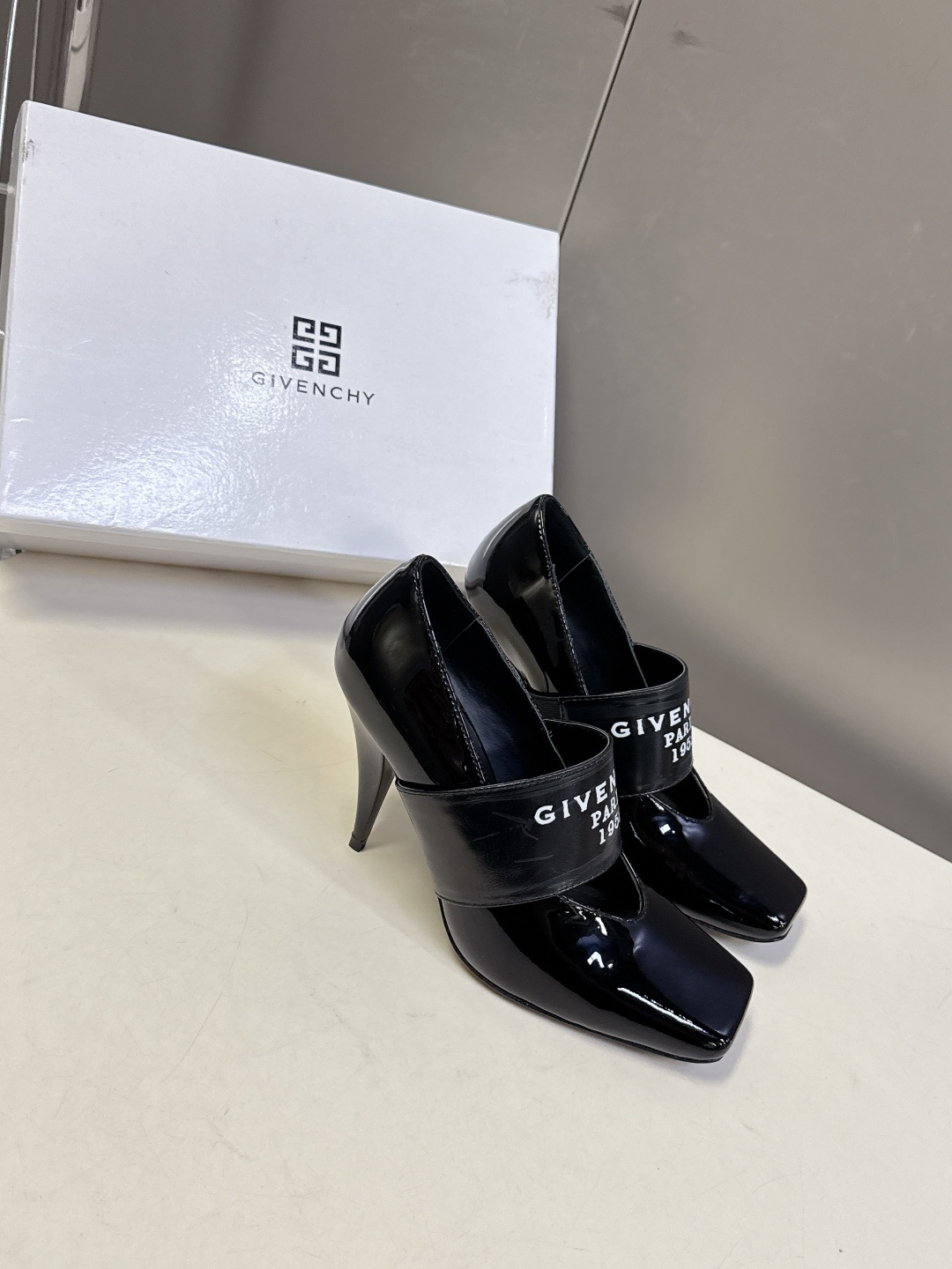 Givenchy纪梵希章若楠同款Sliced Square高跟鞋超多明星时尚博主种草 轻松优雅气质。兼顾