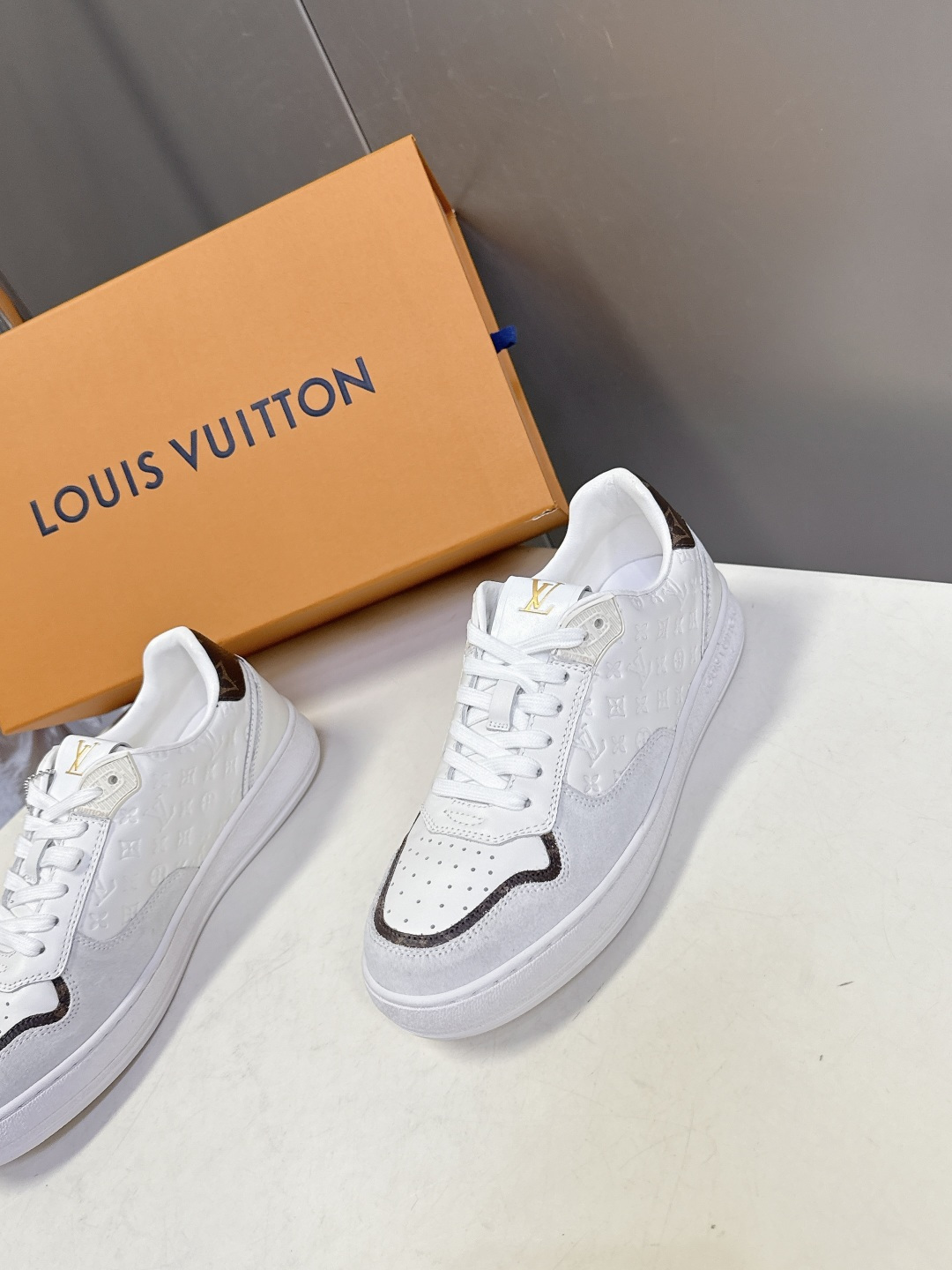 路易威登LV春夏新款运动德训鞋 专柜一鞋难求 每个店铺配额有限 超多网红时装博主种草 原版购入开发 完美