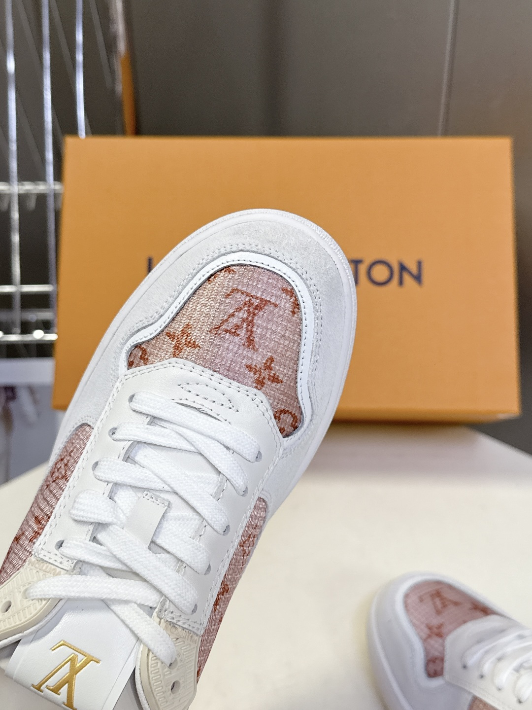 路易威登LV春夏新款运动德训鞋 专柜一鞋难求 每个店铺配额有限 超多网红时装博主种草 原版购入开发 完美