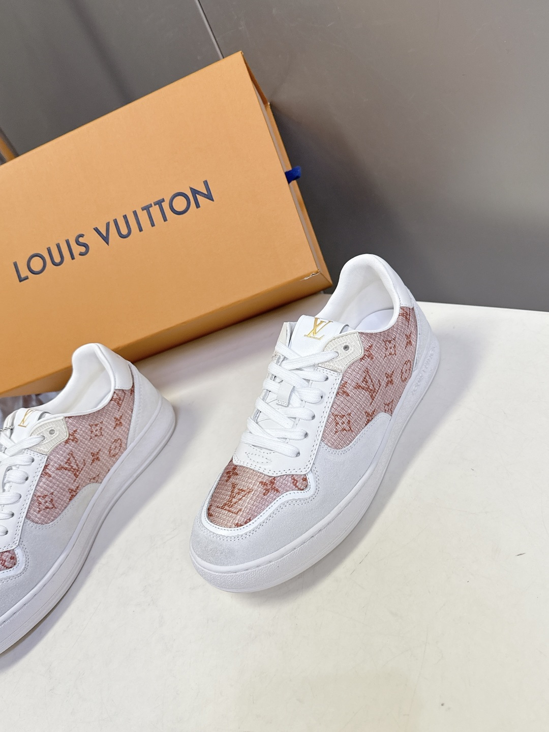 路易威登LV春夏新款运动德训鞋 专柜一鞋难求 每个店铺配额有限 超多网红时装博主种草 原版购入开发 完美