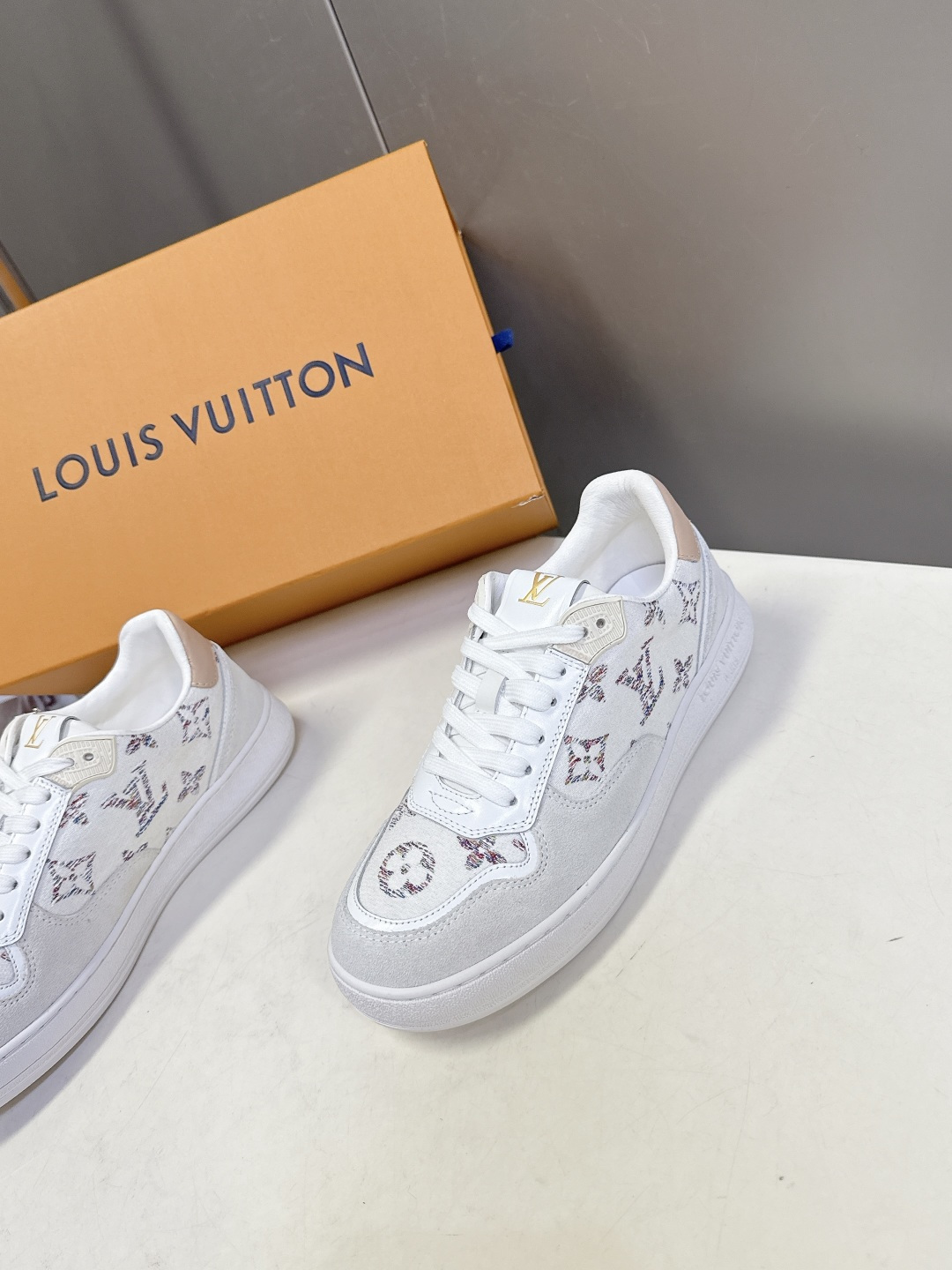 路易威登LV春夏新款运动德训鞋 专柜一鞋难求 每个店铺配额有限 超多网红时装博主种草 原版购入开发 完美