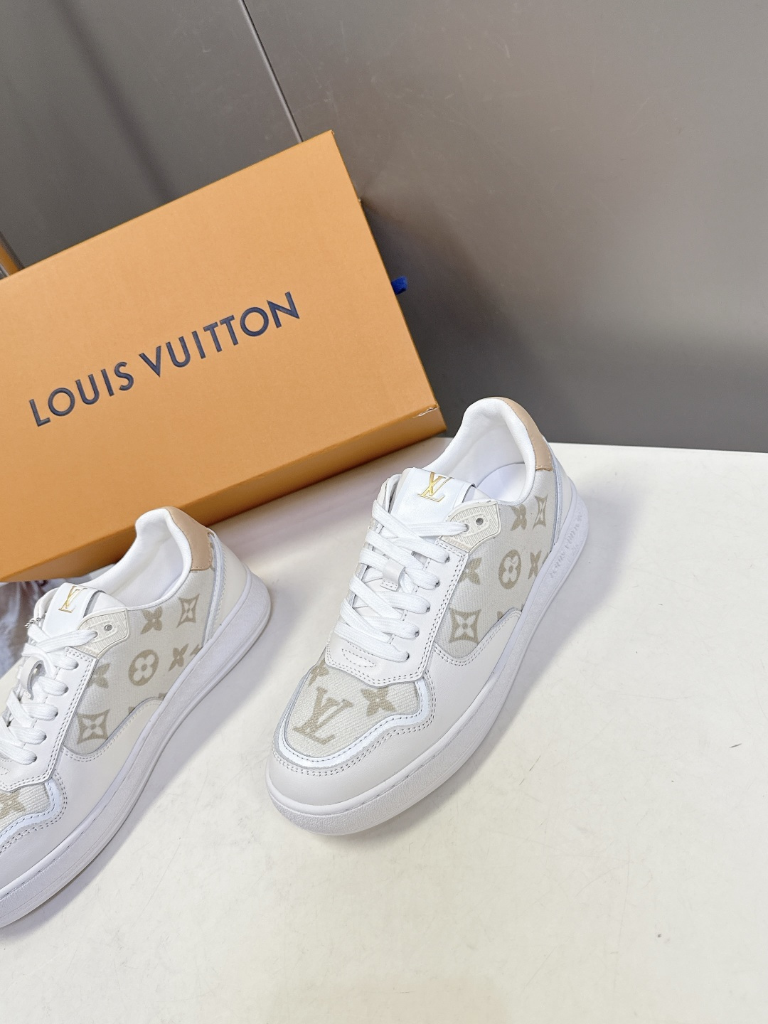 路易威登LV春夏新款运动德训鞋 专柜一鞋难求 每个店铺配额有限 超多网红时装博主种草 原版购入开发 完美