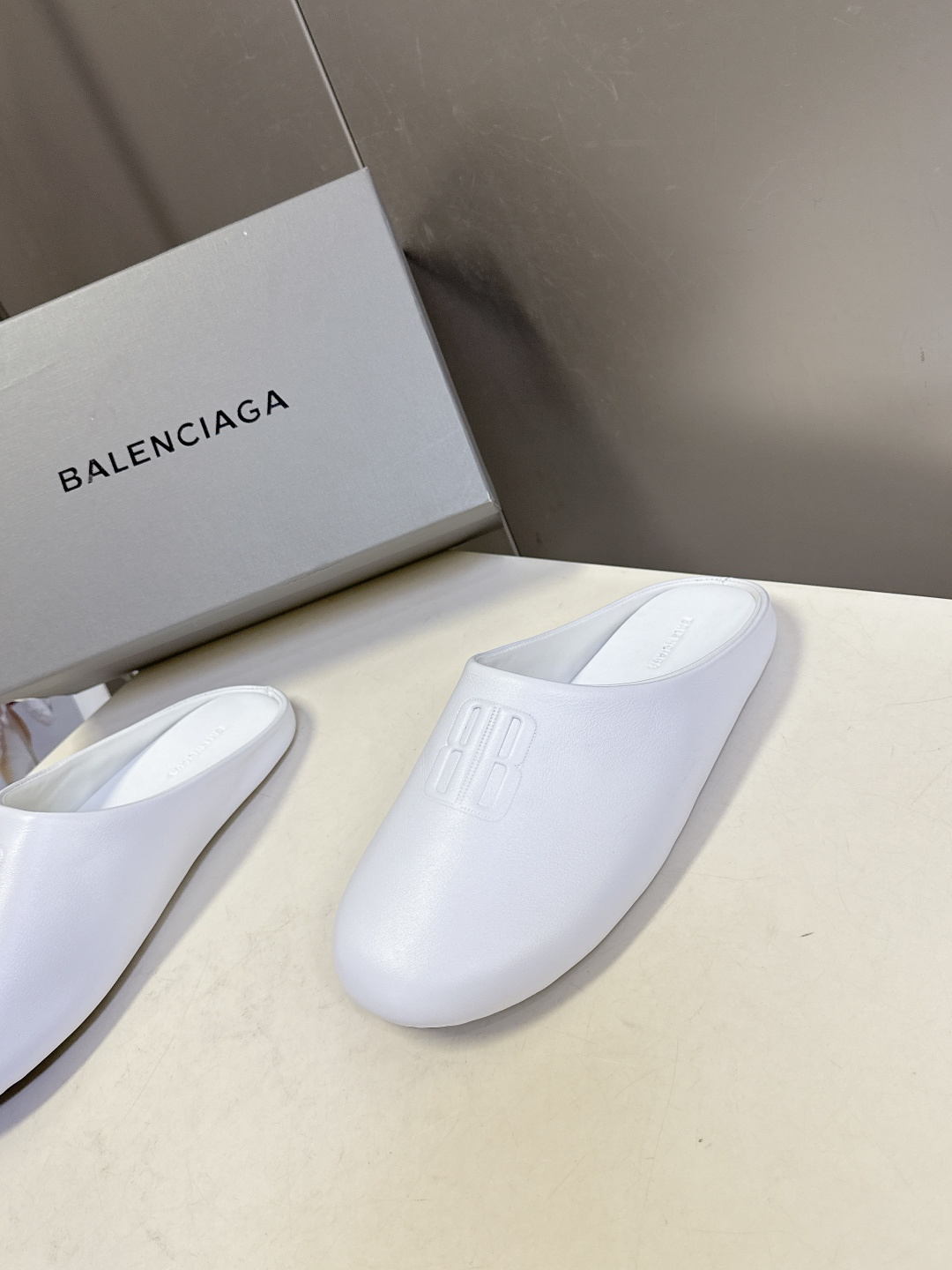 BALENCIAGA巴黎世家最新走秀款情侣半拖 百位ins博主网红推荐 国外超多明星网红种草 经典永不过