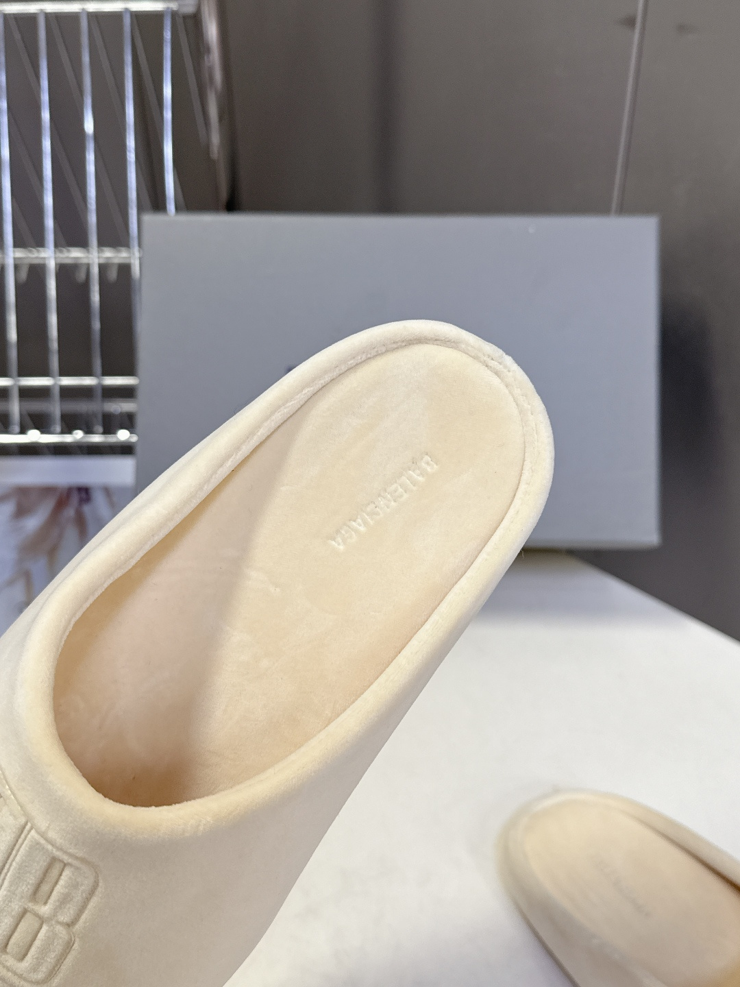 BALENCIAGA巴黎世家最新走秀款情侣半拖 百位ins博主网红推荐 国外超多明星网红种草 经典永不过