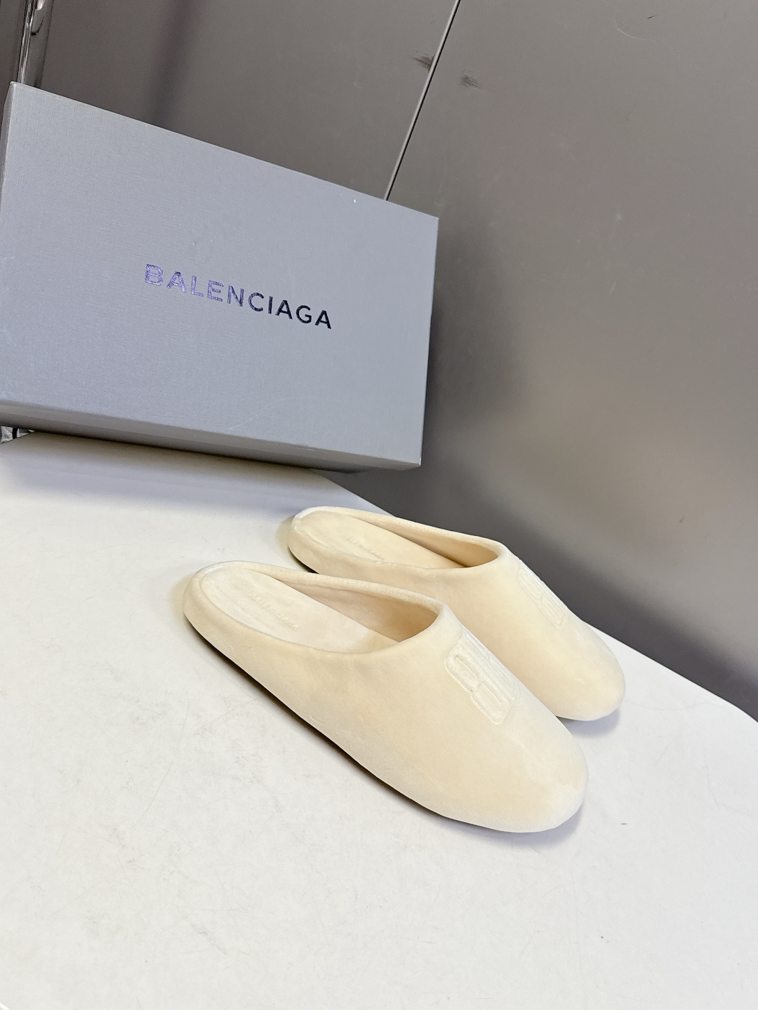 BALENCIAGA巴黎世家最新走秀款情侣半拖 百位ins博主网红推荐 国外超多明星网红种草 经典永不过