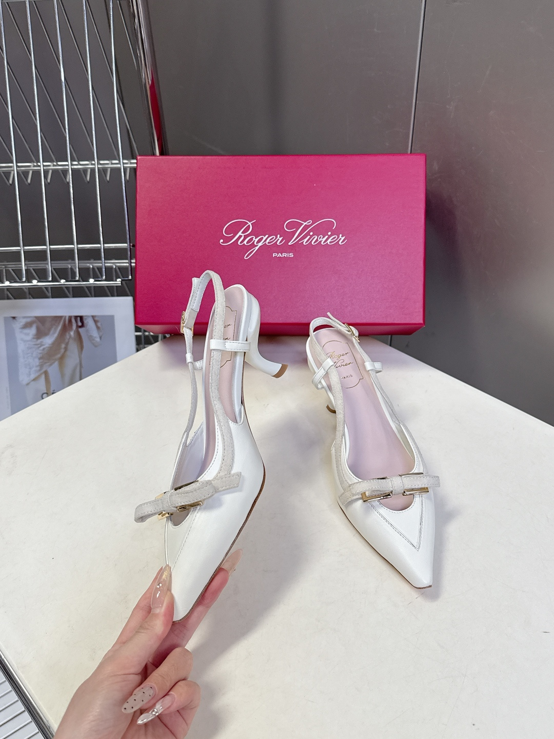 Roger Vivier罗杰·维维亚2026春夏最新款时装鞋超多明星网红种草 经典的尖头设计 蝴蝶结扣装