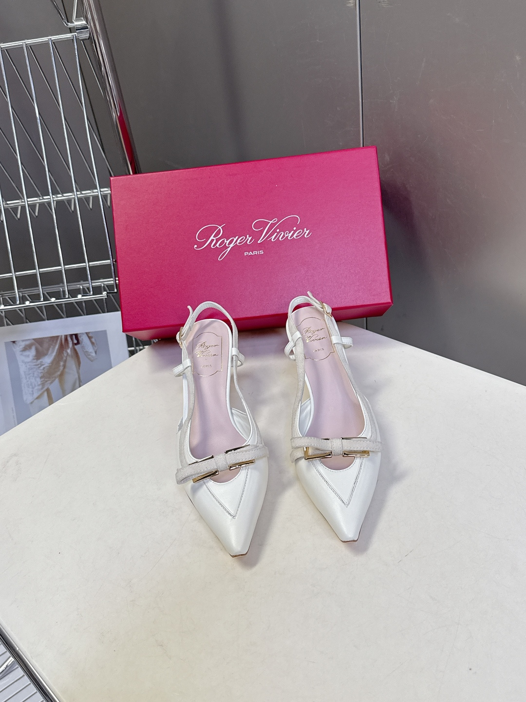 Roger Vivier罗杰·维维亚2026春夏最新款时装鞋超多明星网红种草 经典的尖头设计 蝴蝶结扣装