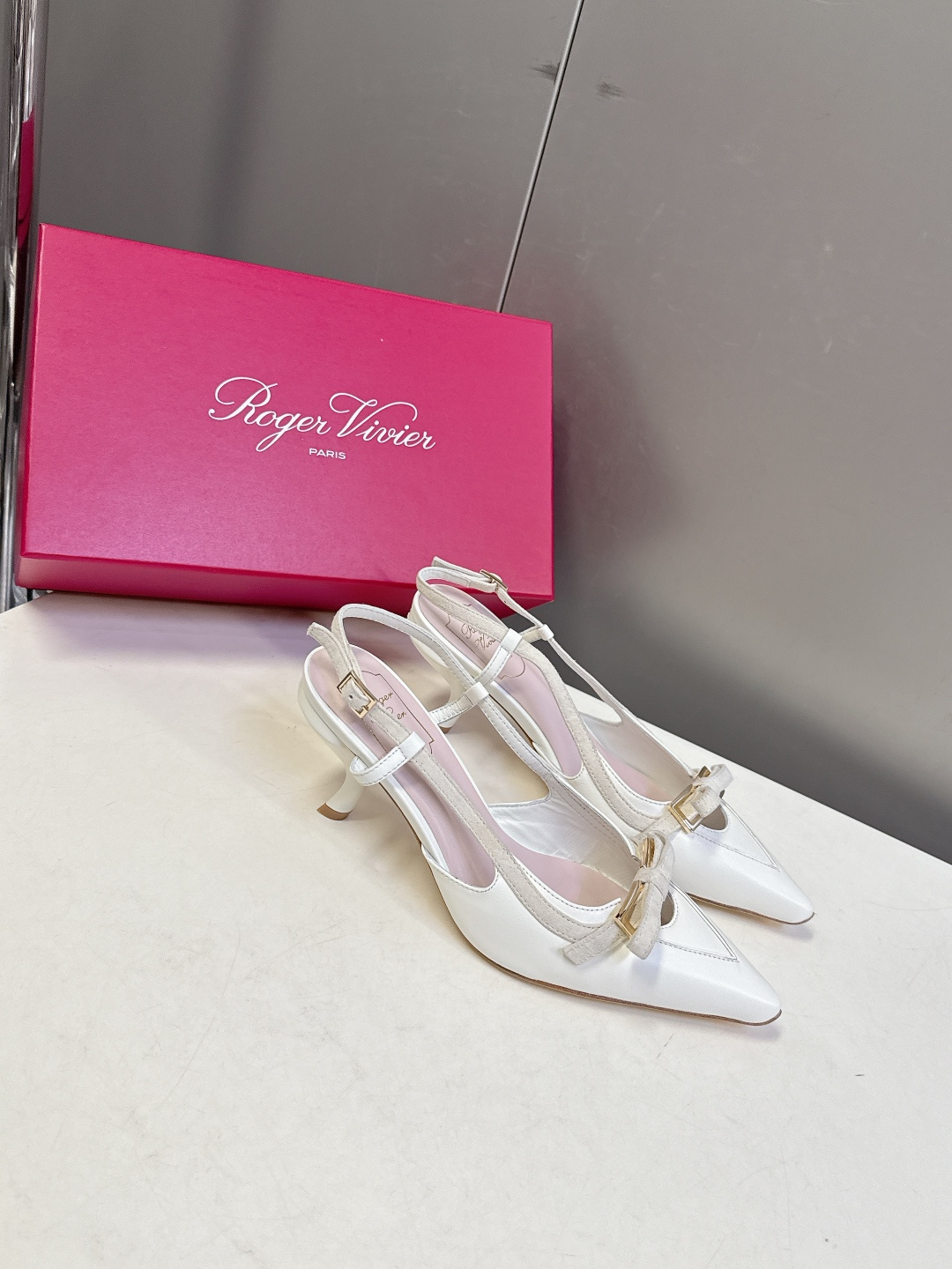 Roger Vivier罗杰·维维亚2026春夏最新款时装鞋超多明星网红种草 经典的尖头设计 蝴蝶结扣装