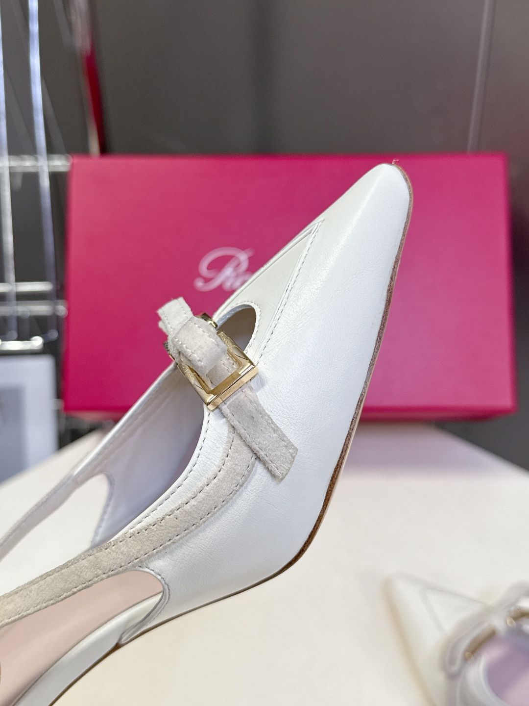 Roger Vivier罗杰·维维亚2026春夏最新款时装鞋超多明星网红种草 经典的尖头设计 蝴蝶结扣装