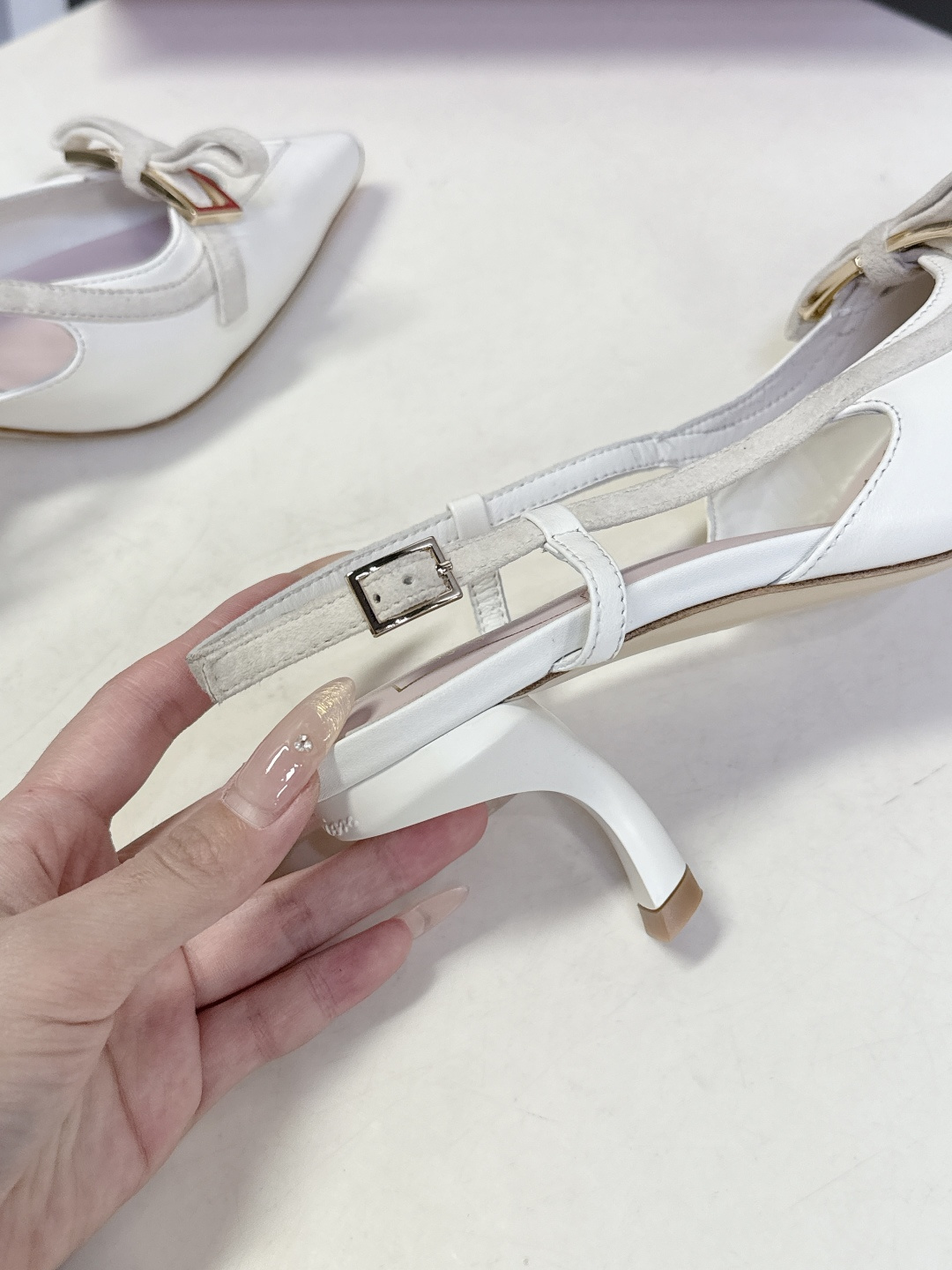 Roger Vivier罗杰·维维亚2026春夏最新款时装鞋超多明星网红种草 经典的尖头设计 蝴蝶结扣装