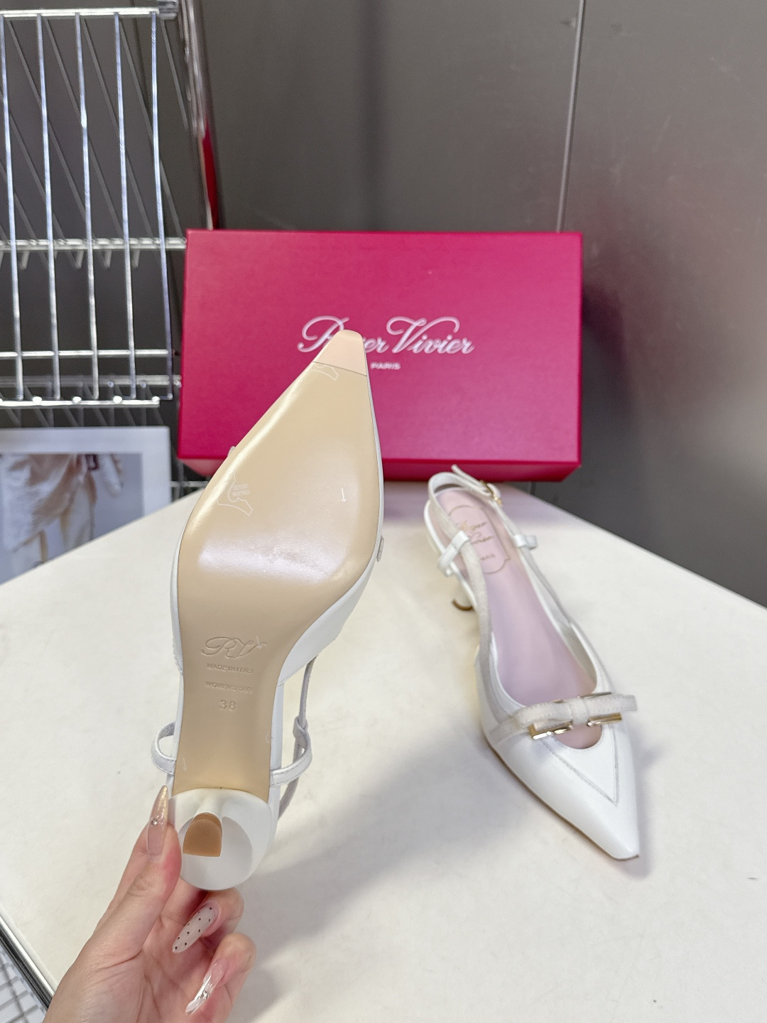 Roger Vivier罗杰·维维亚2026春夏最新款时装鞋超多明星网红种草 经典的尖头设计 蝴蝶结扣装