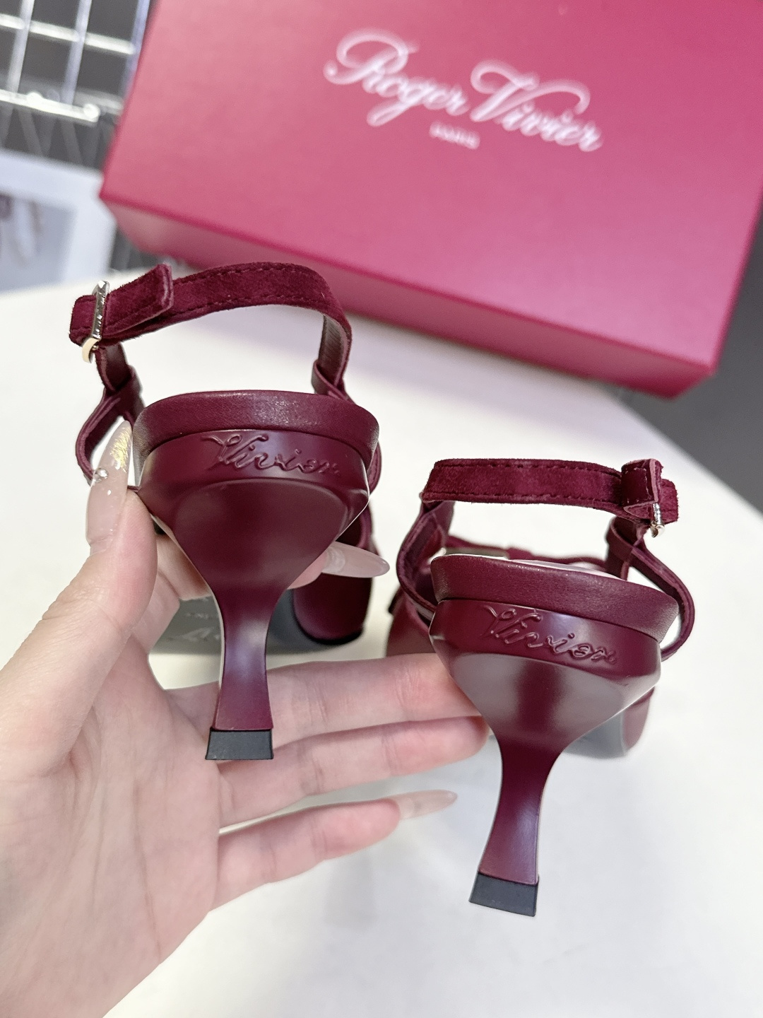 Roger Vivier罗杰·维维亚2026春夏最新款时装鞋超多明星网红种草 经典的尖头设计 蝴蝶结扣装