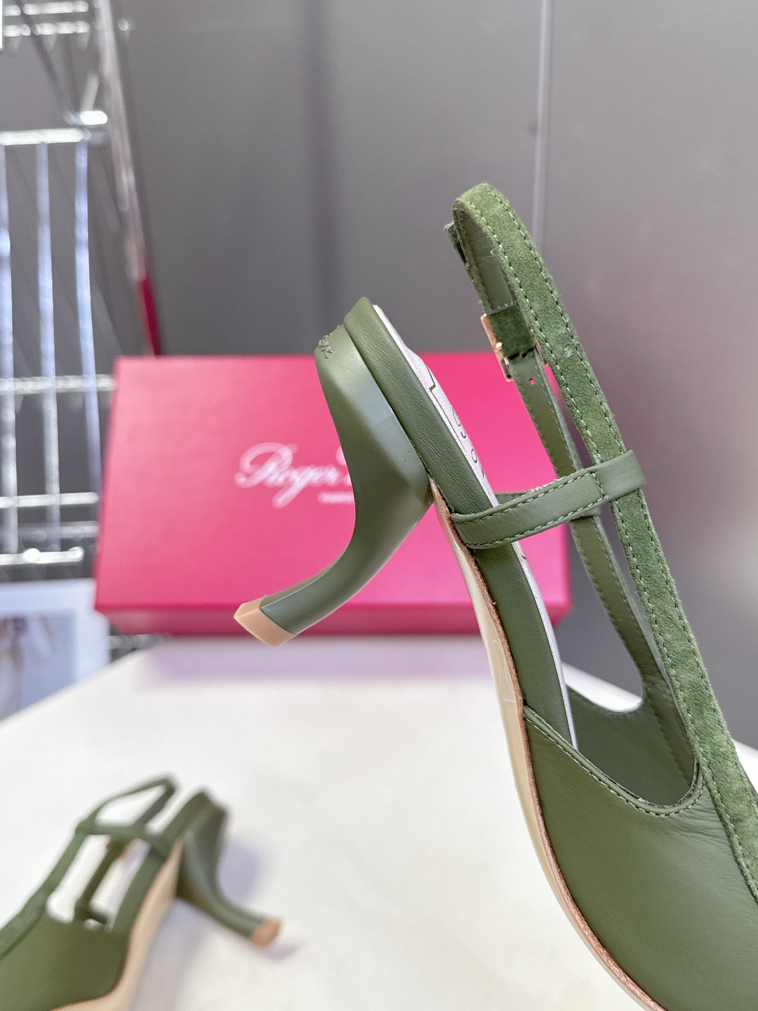 Roger Vivier罗杰·维维亚2026春夏最新款时装鞋超多明星网红种草 经典的尖头设计 蝴蝶结扣装