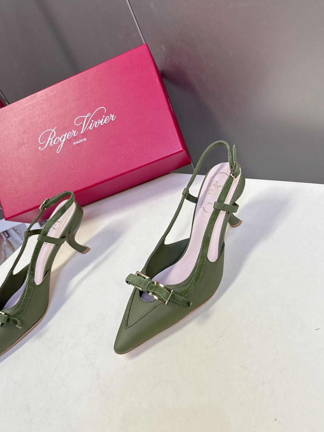 Roger Vivier罗杰·维维亚2026春夏最新款时装鞋超多明星网红种草 经典的尖头设计 蝴蝶结扣装