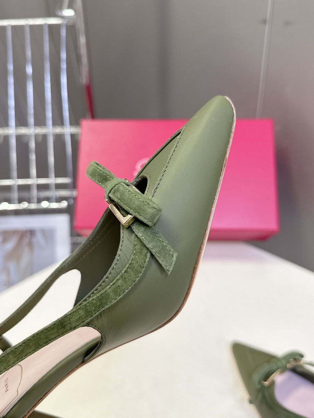 Roger Vivier罗杰·维维亚2026春夏最新款时装鞋超多明星网红种草 经典的尖头设计 蝴蝶结扣装