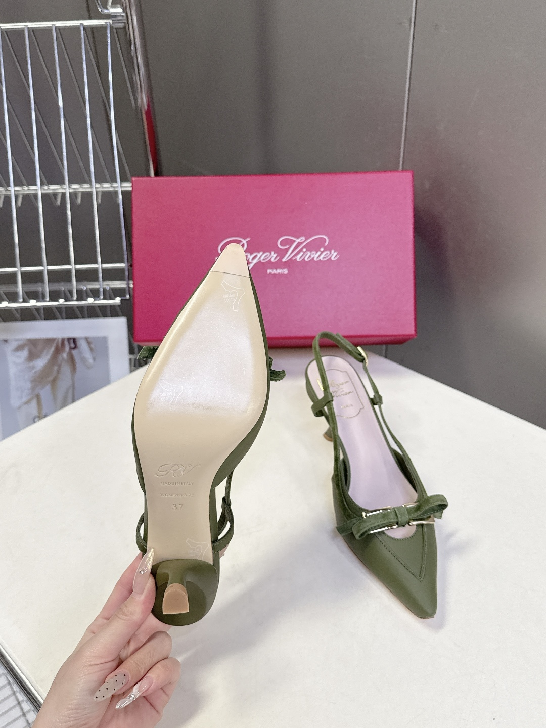 Roger Vivier罗杰·维维亚2026春夏最新款时装鞋超多明星网红种草 经典的尖头设计 蝴蝶结扣装