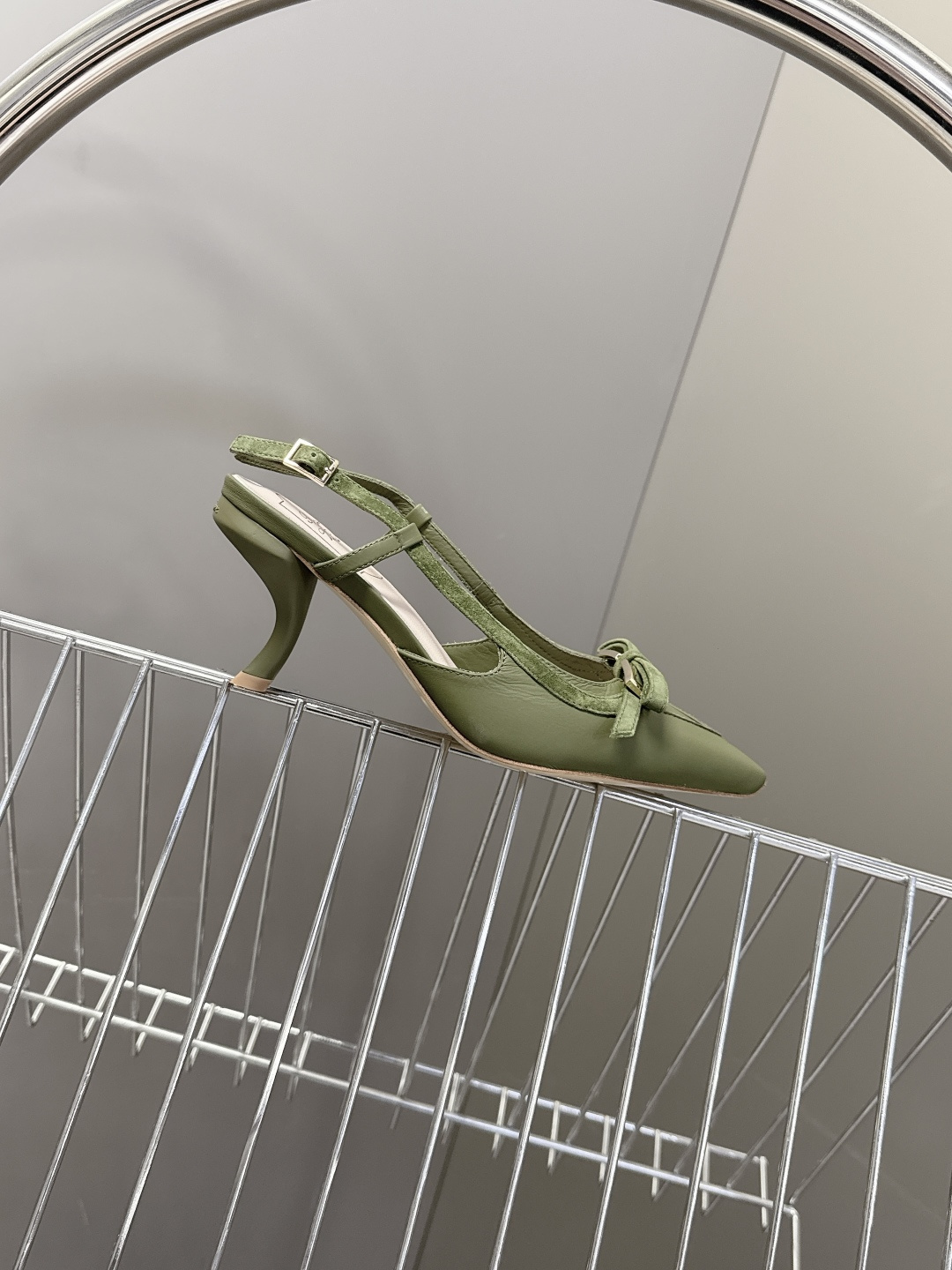 Roger Vivier罗杰·维维亚2026春夏最新款时装鞋超多明星网红种草 经典的尖头设计 蝴蝶结扣装