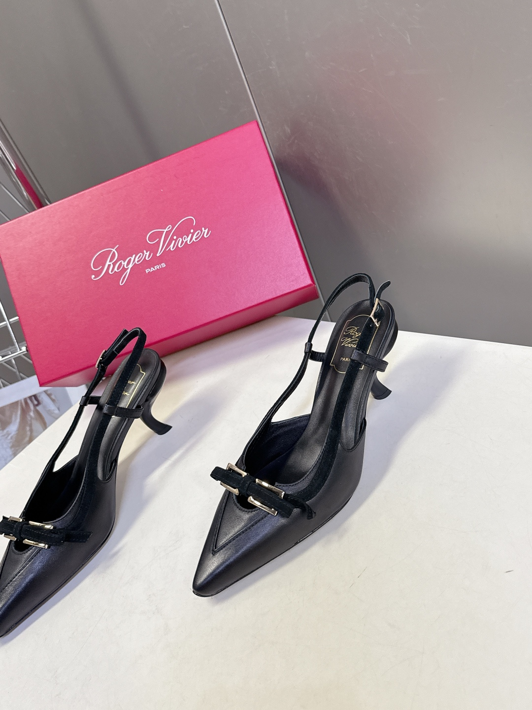 Roger Vivier罗杰·维维亚2026春夏最新款时装鞋超多明星网红种草 经典的尖头设计 蝴蝶结扣装