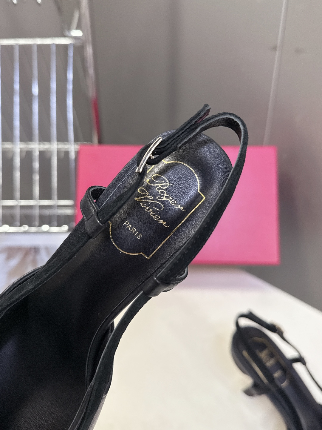 Roger Vivier罗杰·维维亚2026春夏最新款时装鞋超多明星网红种草 经典的尖头设计 蝴蝶结扣装