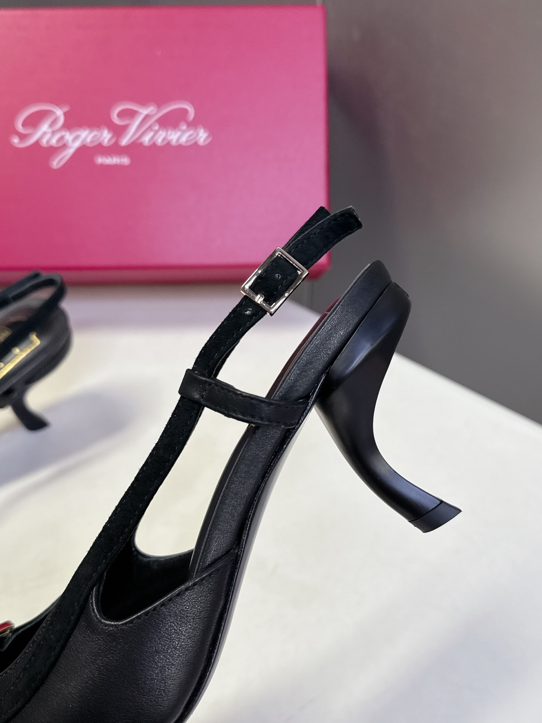 Roger Vivier罗杰·维维亚2026春夏最新款时装鞋超多明星网红种草 经典的尖头设计 蝴蝶结扣装