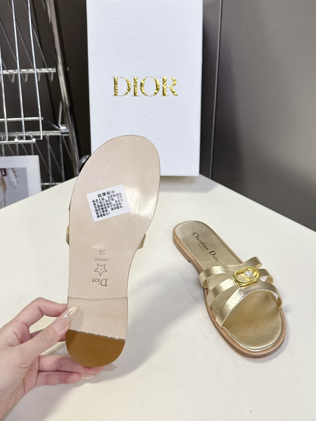 Dior迪奥2026春夏最新款CD拖鞋 超多明星时尚博主种草 春夏季必备 简约的设计 极具辨识度的品牌l