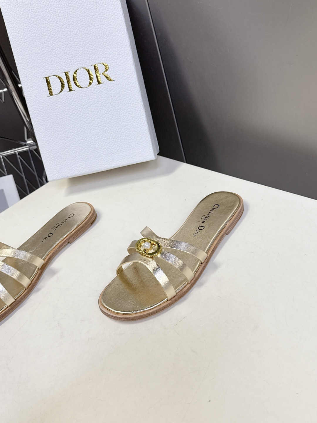 Dior迪奥2026春夏最新款CD拖鞋 超多明星时尚博主种草 春夏季必备 简约的设计 极具辨识度的品牌l