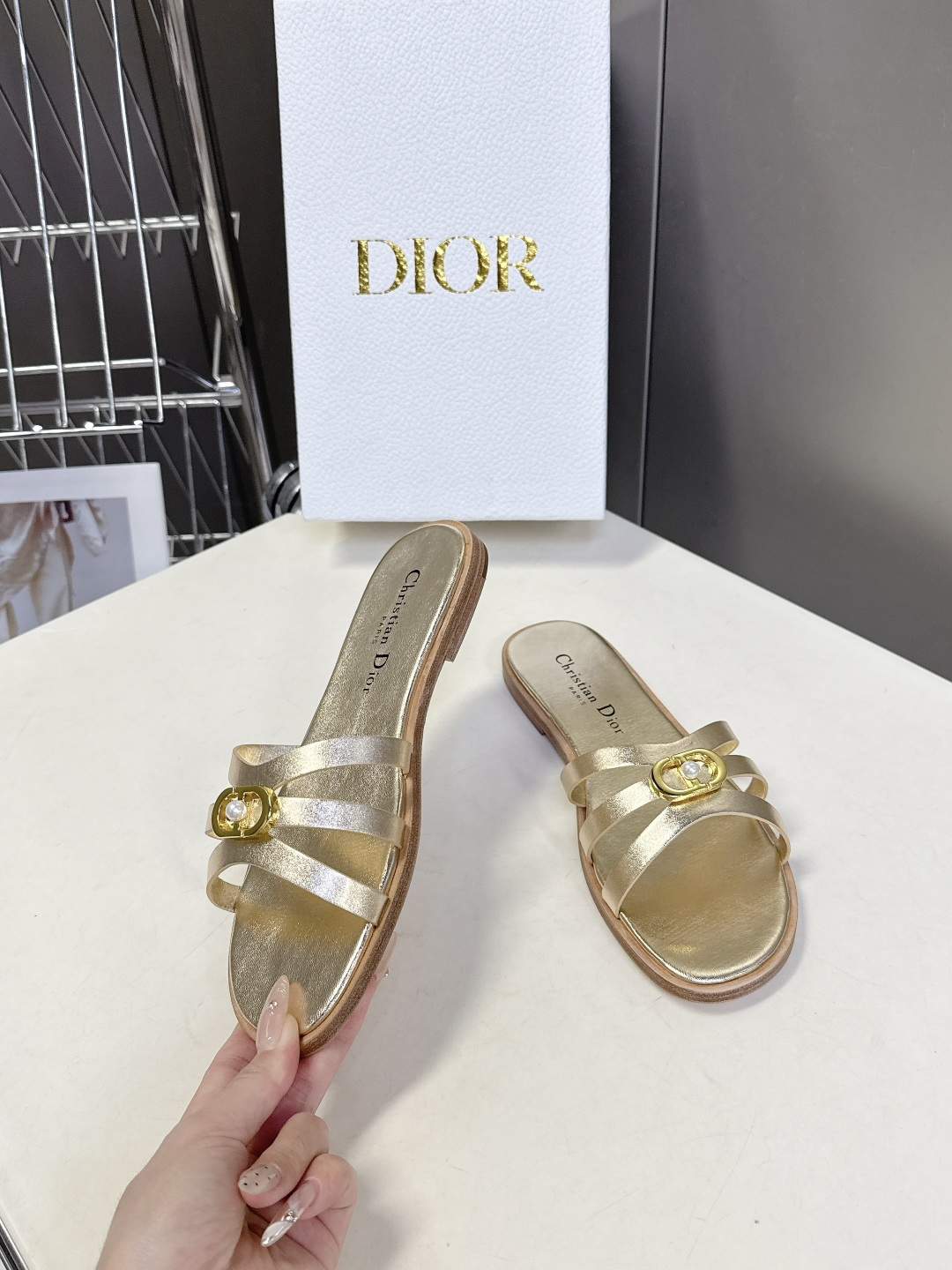 Dior迪奥2026春夏最新款CD拖鞋 超多明星时尚博主种草 春夏季必备 简约的设计 极具辨识度的品牌l