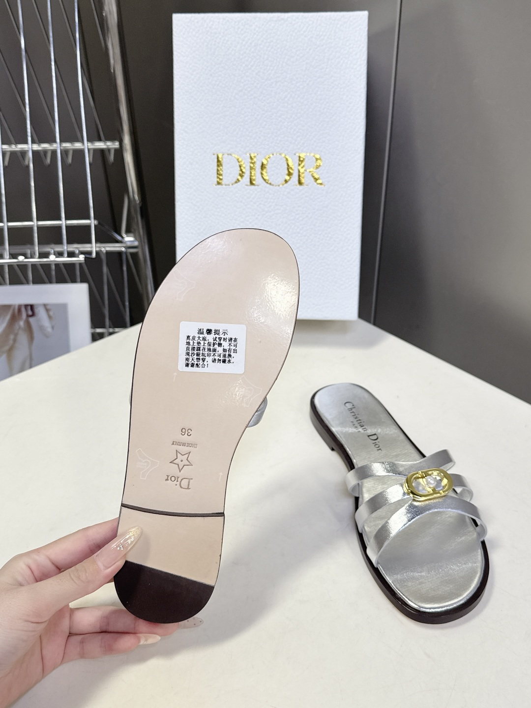 Dior迪奥2026春夏最新款CD拖鞋 超多明星时尚博主种草 春夏季必备 简约的设计 极具辨识度的品牌l