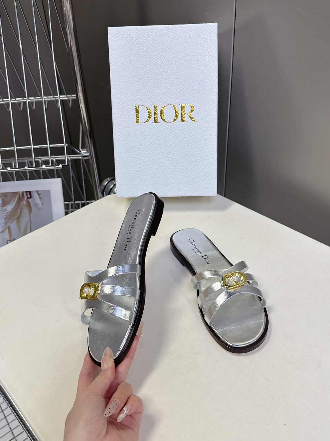 Dior迪奥2026春夏最新款CD拖鞋 超多明星时尚博主种草 春夏季必备 简约的设计 极具辨识度的品牌l