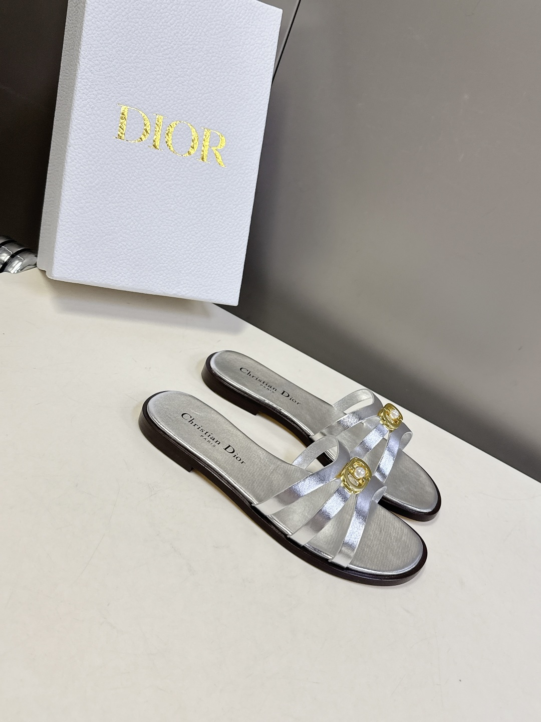 Dior迪奥2026春夏最新款CD拖鞋 超多明星时尚博主种草 春夏季必备 简约的设计 极具辨识度的品牌l