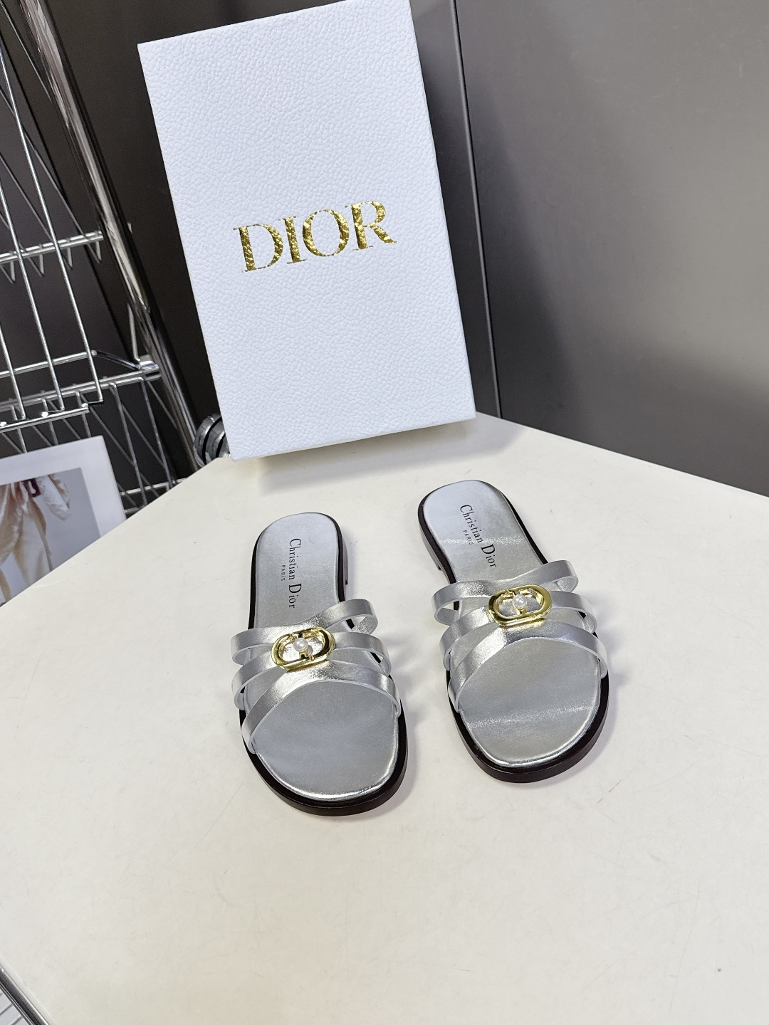 Dior迪奥2026春夏最新款CD拖鞋 超多明星时尚博主种草 春夏季必备 简约的设计 极具辨识度的品牌l