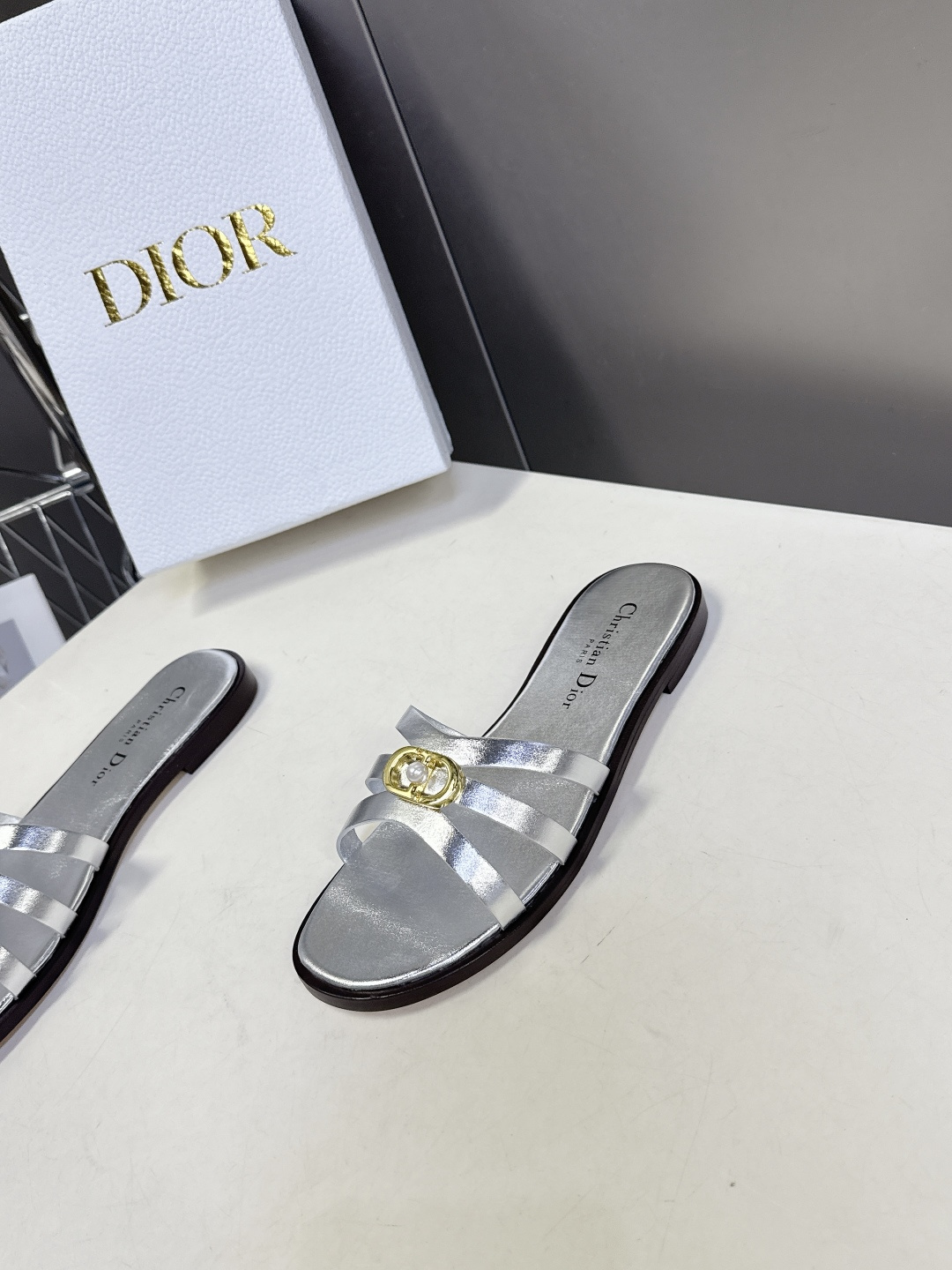 Dior迪奥2026春夏最新款CD拖鞋 超多明星时尚博主种草 春夏季必备 简约的设计 极具辨识度的品牌l