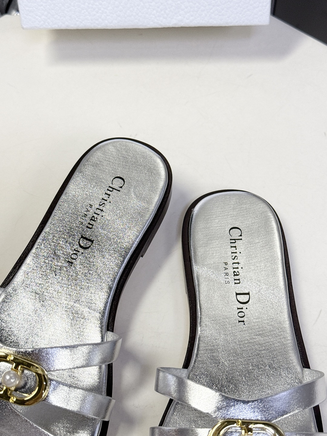 Dior迪奥2026春夏最新款CD拖鞋 超多明星时尚博主种草 春夏季必备 简约的设计 极具辨识度的品牌l