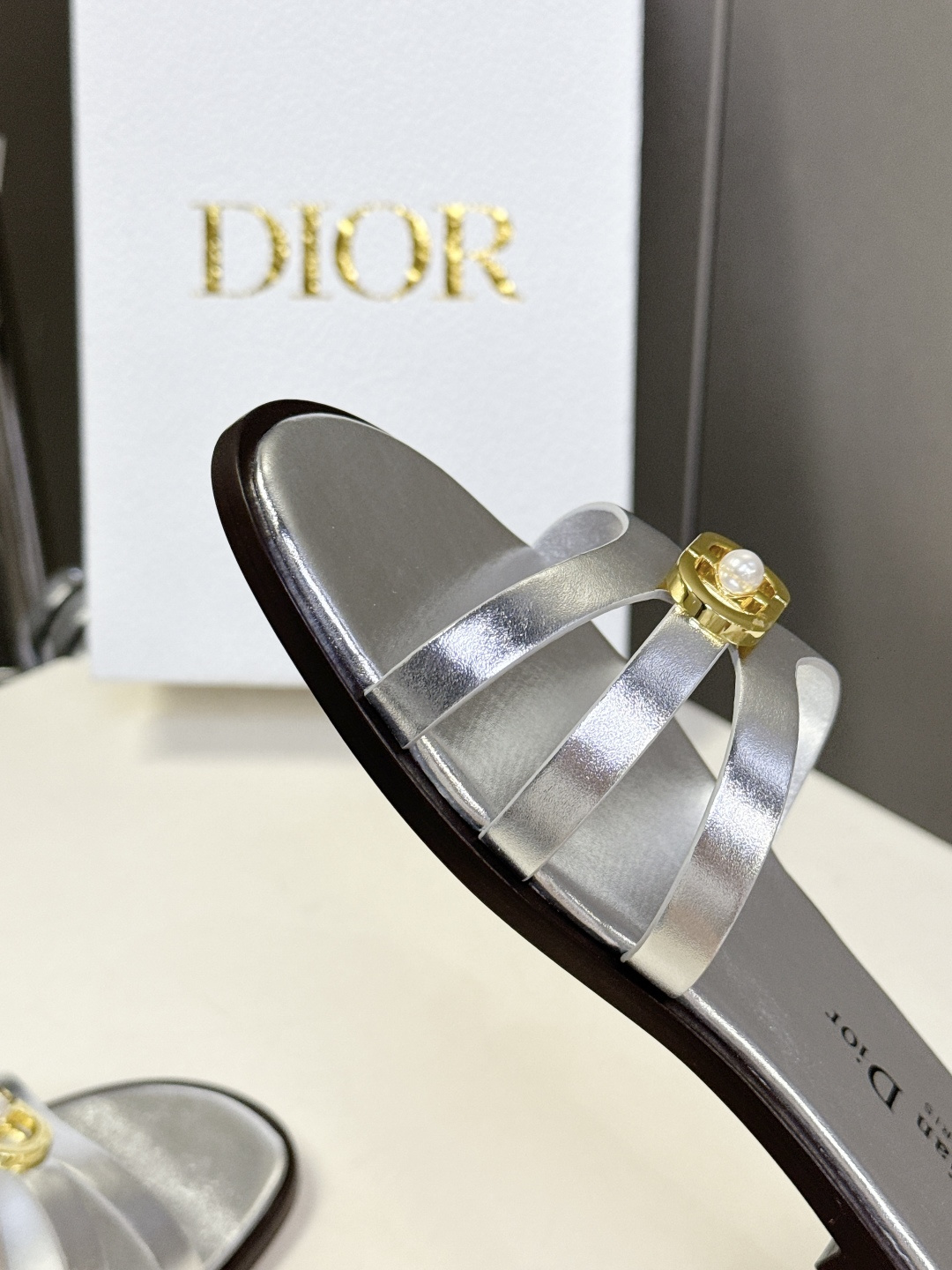 Dior迪奥2026春夏最新款CD拖鞋 超多明星时尚博主种草 春夏季必备 简约的设计 极具辨识度的品牌l