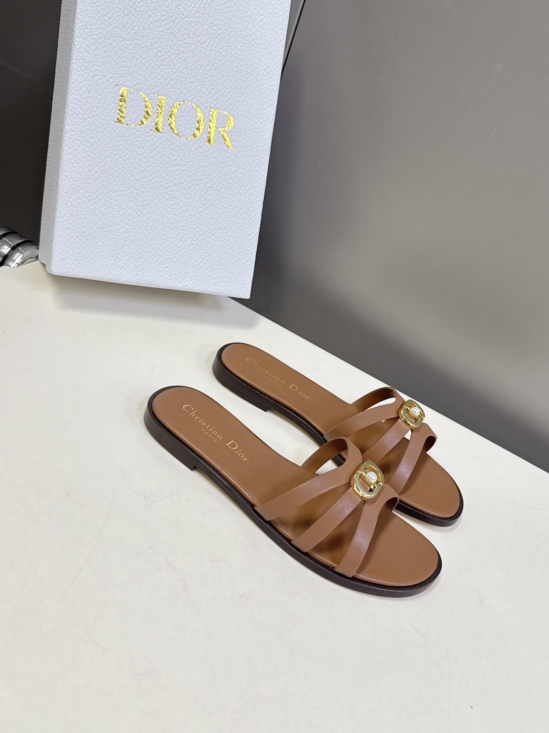 Dior迪奥2026春夏最新款CD拖鞋 超多明星时尚博主种草 春夏季必备 简约的设计 极具辨识度的品牌l