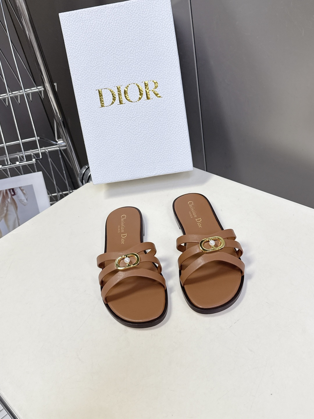 Dior迪奥2026春夏最新款CD拖鞋 超多明星时尚博主种草 春夏季必备 简约的设计 极具辨识度的品牌l