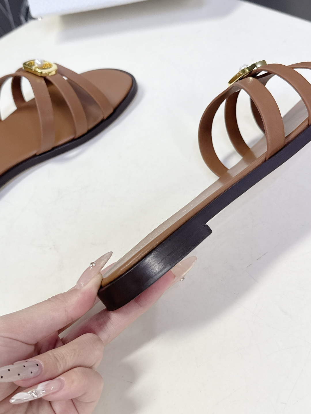 Dior迪奥2026春夏最新款CD拖鞋 超多明星时尚博主种草 春夏季必备 简约的设计 极具辨识度的品牌l