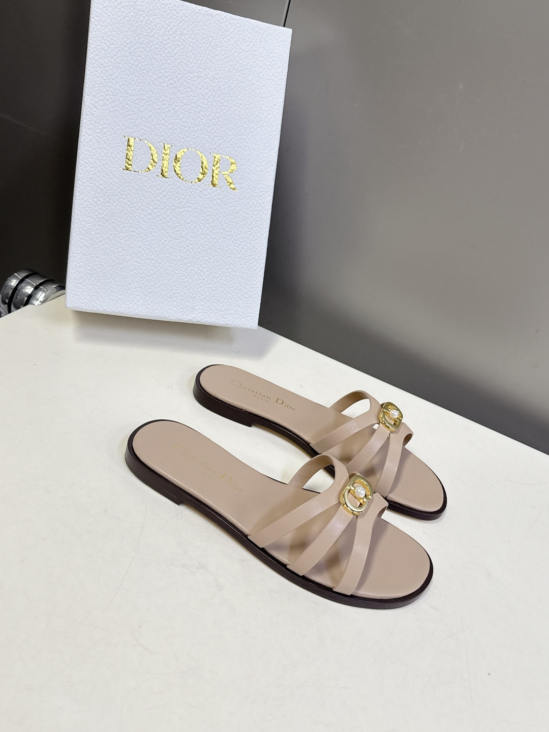 Dior迪奥2026春夏最新款CD拖鞋 超多明星时尚博主种草 春夏季必备 简约的设计 极具辨识度的品牌l