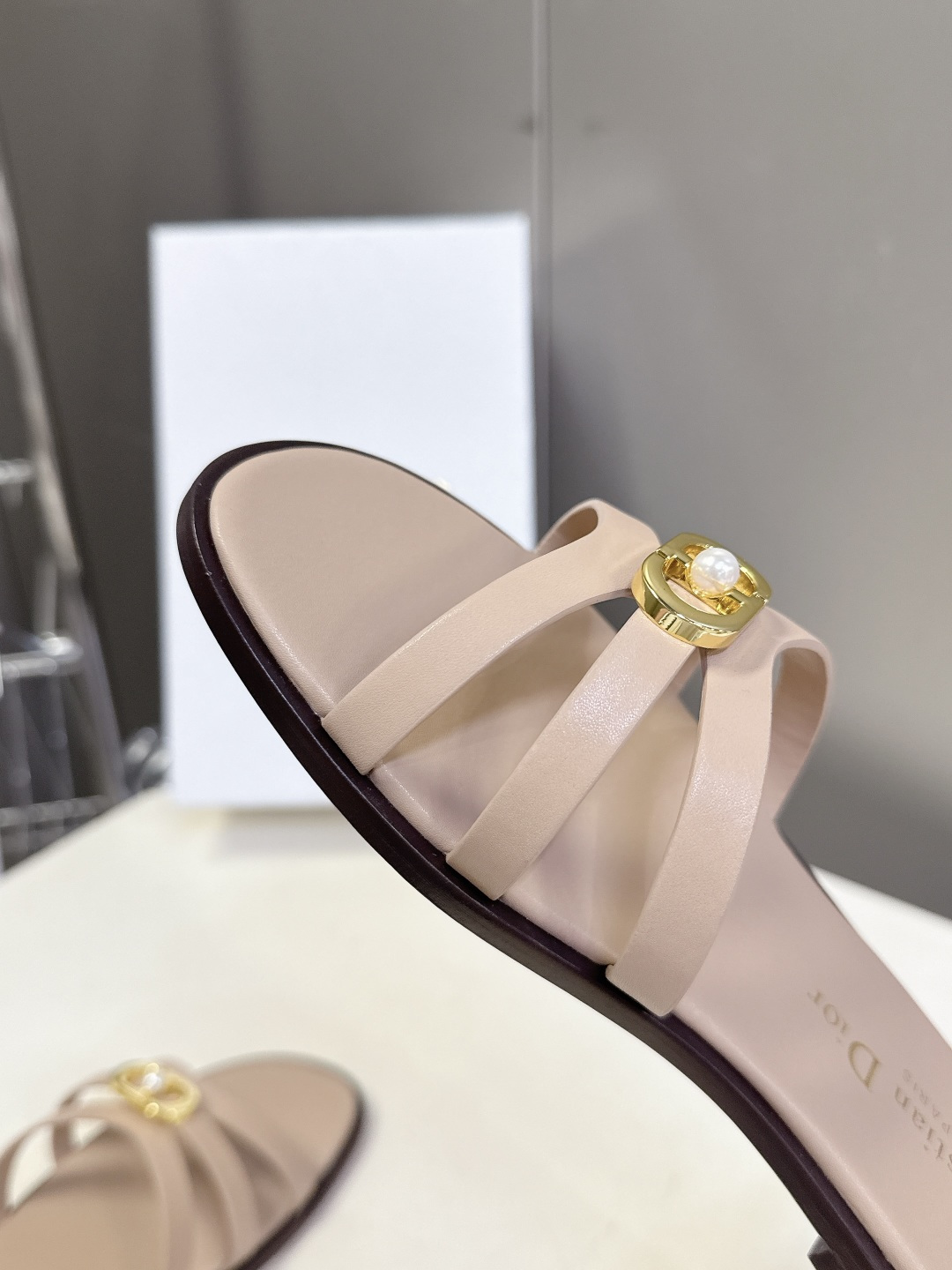 Dior迪奥2026春夏最新款CD拖鞋 超多明星时尚博主种草 春夏季必备 简约的设计 极具辨识度的品牌l