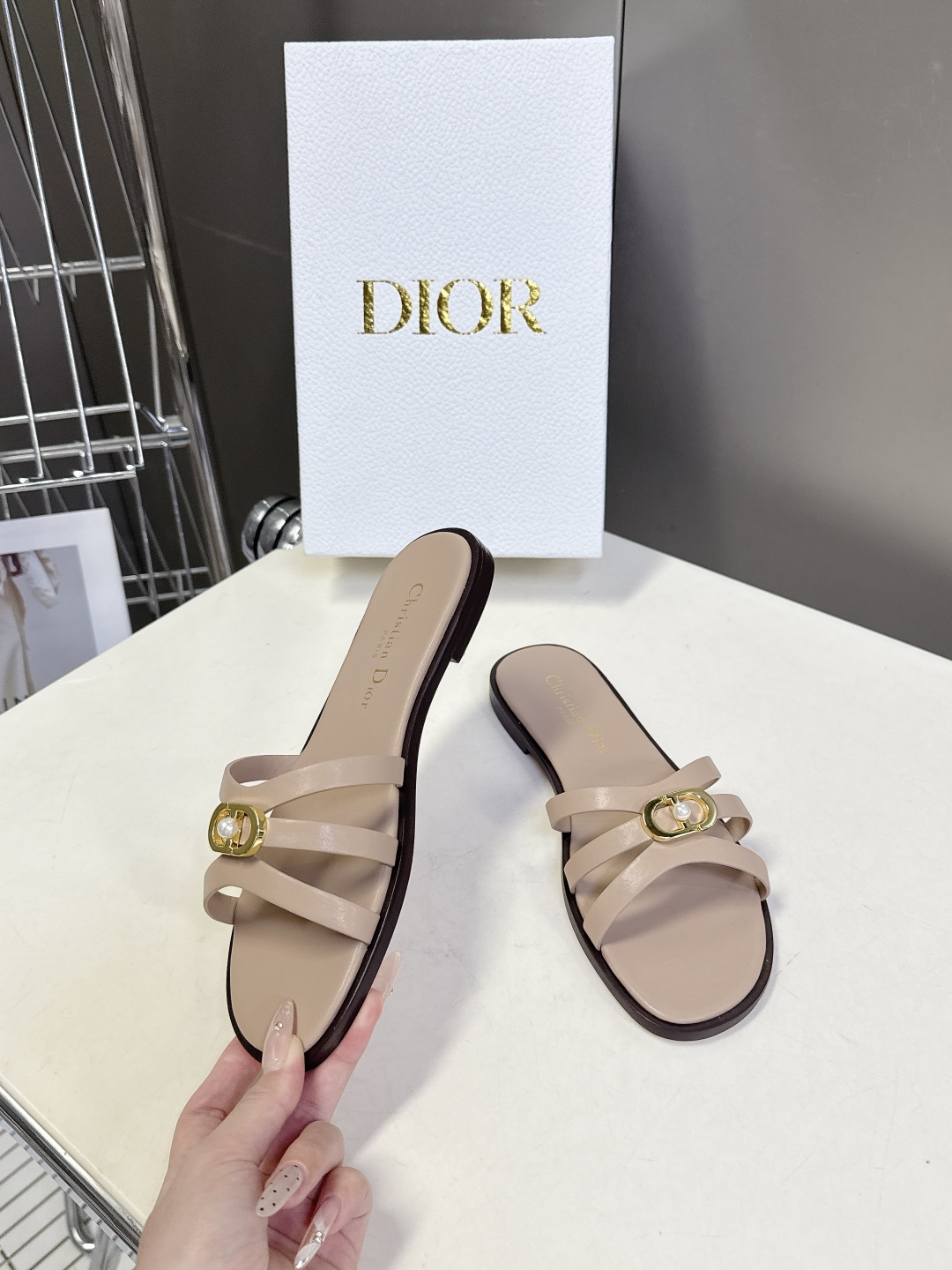 Dior迪奥2026春夏最新款CD拖鞋 超多明星时尚博主种草 春夏季必备 简约的设计 极具辨识度的品牌l