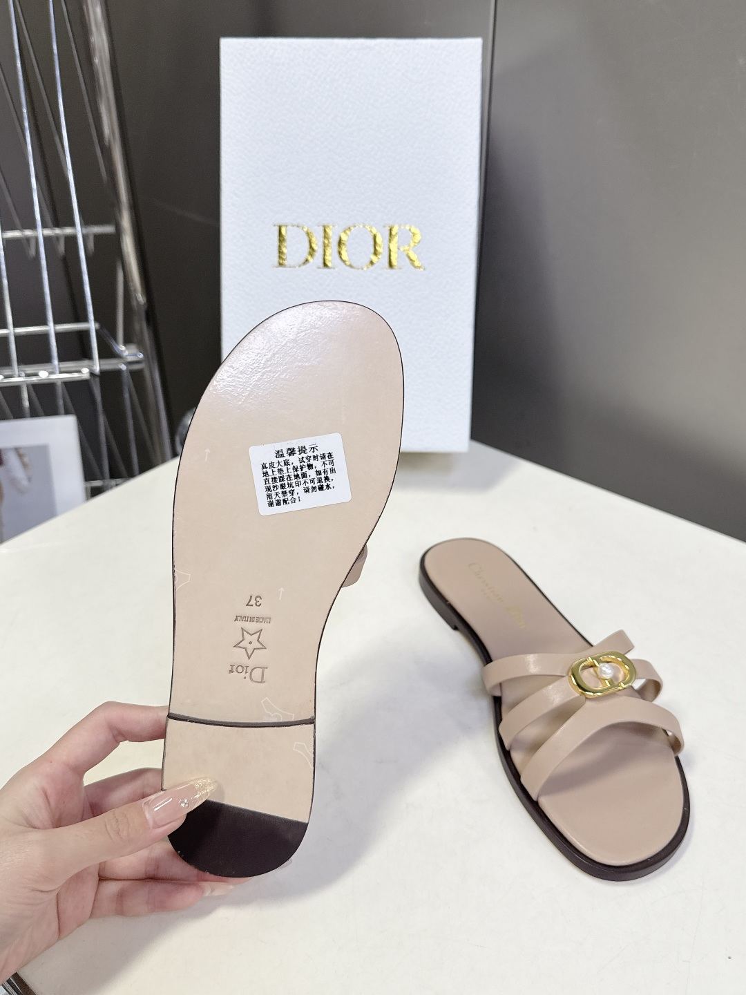 Dior迪奥2026春夏最新款CD拖鞋 超多明星时尚博主种草 春夏季必备 简约的设计 极具辨识度的品牌l