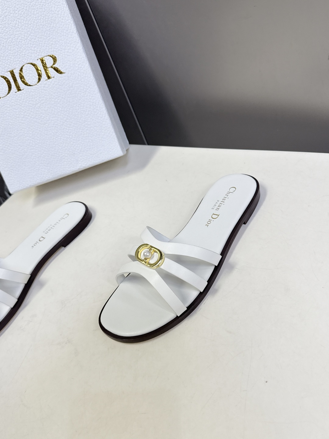 Dior迪奥2026春夏最新款CD拖鞋 超多明星时尚博主种草 春夏季必备 简约的设计 极具辨识度的品牌l