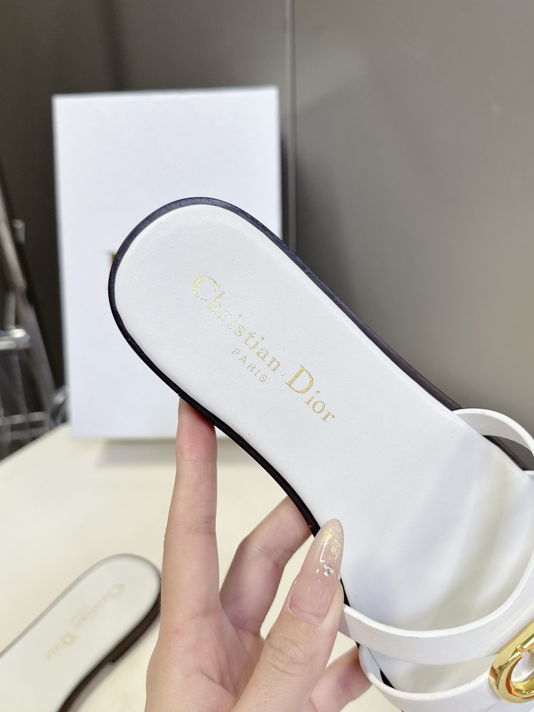 Dior迪奥2026春夏最新款CD拖鞋 超多明星时尚博主种草 春夏季必备 简约的设计 极具辨识度的品牌l